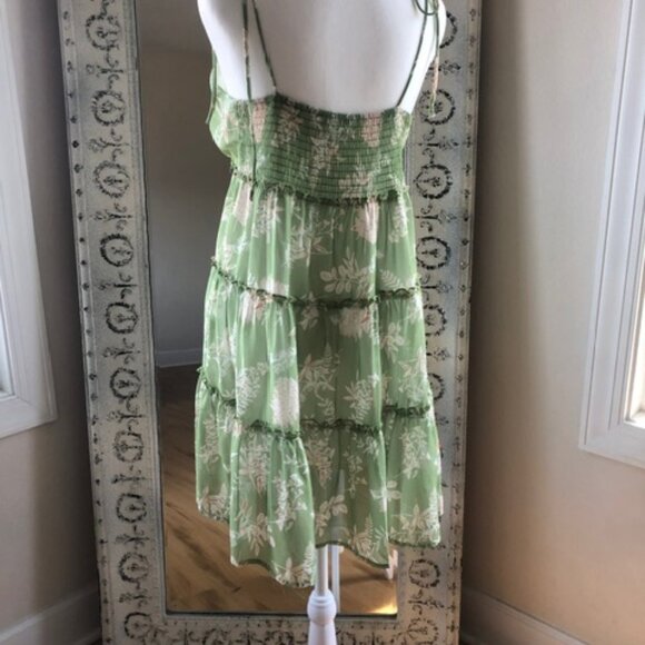 Green Flowy Spin Summer Dress - Picture 2 of 3